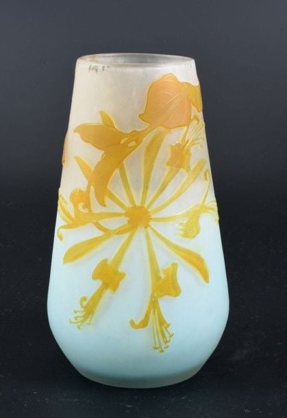 Vase tronconique en verre satiné bleu ciel et blanc à décor dégagé à l'acide de chèvrefeuille jaune ambr