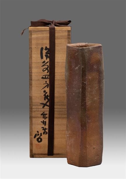 VASE TUBE / QUADRANGULAIRE EN TERRE-CUITE PAR KEI FUJIWARA / ?? ? (1899-1983)