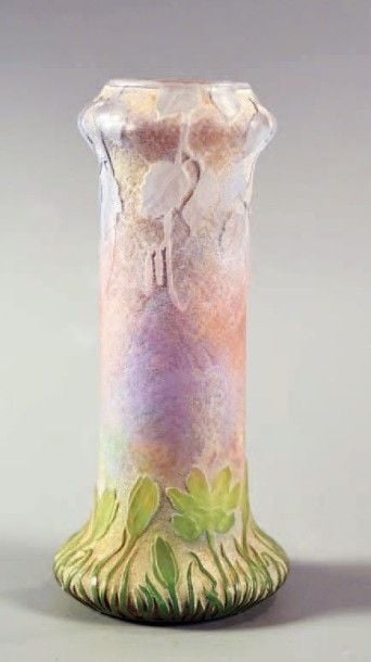 Vase tubulaire à panse basse et col bulbé en verre givré polychrome, décor de tulipes et de feuillages dégagé à l'acid