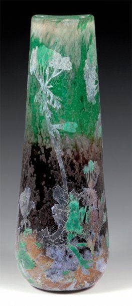 Vase tubulaire de section triangulaire à base renflée et col pincé à chau