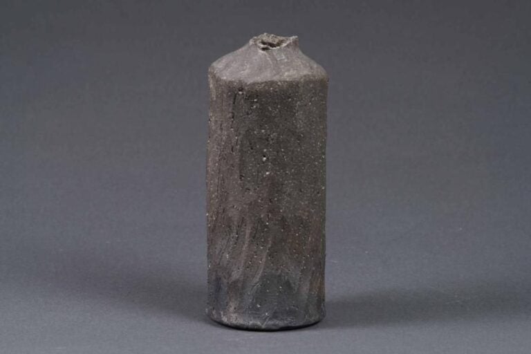 VASE TUBULAIRE ET DIFFORME EN GRES Japon, Epoque XXe siècle Il est étampé d'un cachet le signant au dessou