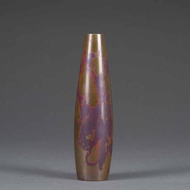 VASE TUBULAIRE ETIRE EN BRONZE A ECLABOUSSURES MAUVES Japon, Epoque XXe siècle, Période Showa H : 22 cm - D (approximatif) : 6 cm Il est offert à la vente dans sa boîte en bois d'origine A MAUVE-SPLASHED TUBULAR-SHAPED BRONZE VASE Japan, 20th century, Showa era
