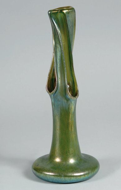Vase « Tulipier » à jambe en forme de tronc d'arbre à trois orifices percés à chaud et modelés sur base évasée, réalisé en verre irisé à reflets métalliques vert