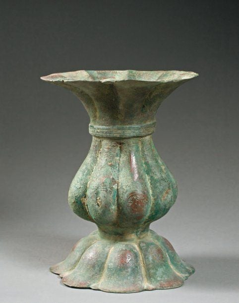 VASE Vase pirifor me en bronze, à base creuse polylobée, évasée, panse cannelée composée de huit côtes et col en corolle polylobée, évasé