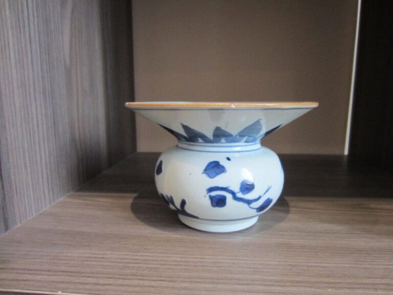 Vase zhadou à panse sphérique et large ouverture, en porcelaine bleu-blanc à décor de motifs végétaux et géométrique