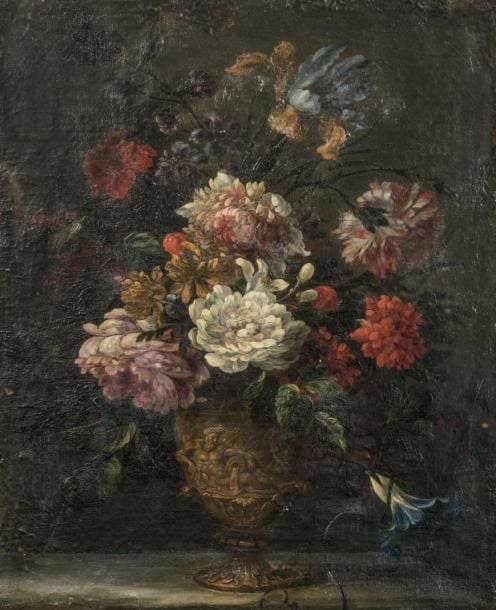 Vases de fleurs sur entablement de pierre