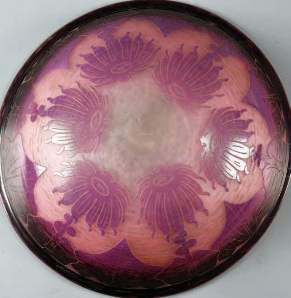 Vasque d'éclairage «Dahlias» en verre à fond poudré rose et blanc, décor dégagé à l'acide de fleurs violette