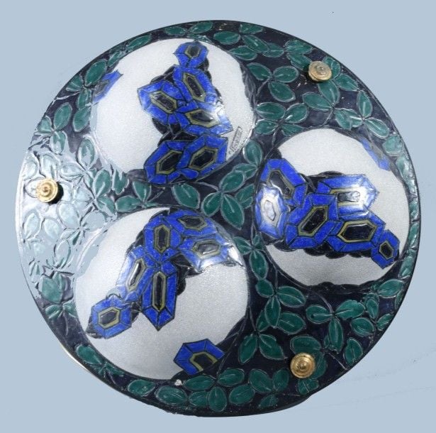 Vasque d'éclairage en verre en partie sablé et décor émaillé de feuillage sur fond noir et de motifs géométriques Art Déco bleus et noirs; suspendue par trois chaîne