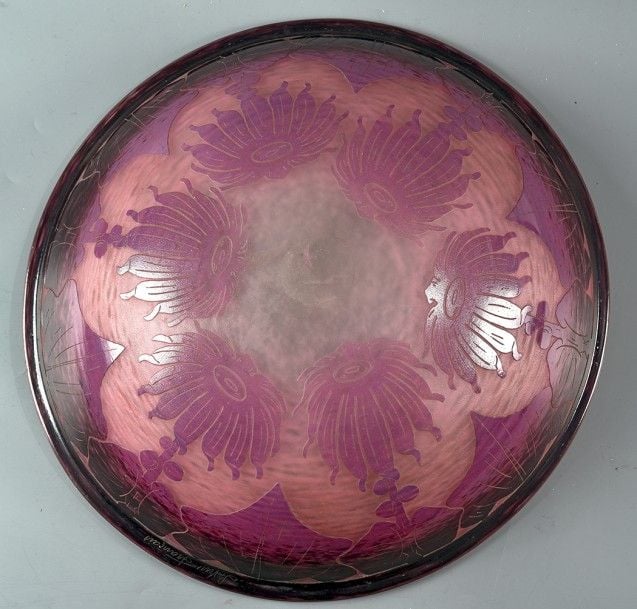 Vasque d'éclairage en verre poudré et satiné, décor dégagé à l'acide de digitale