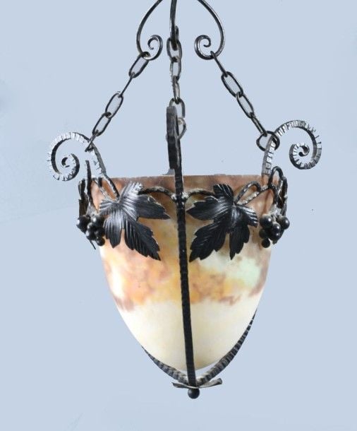 Vasque d'éclairage en verre poudré polychrome; monture en fer forgé noir à motif de pampres de vigne, et trois chaîne