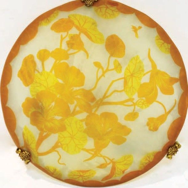 Vasque d'éclairage en verre satiné blanc, décor dégagé à l'acide de fleurs jaunes et ocre