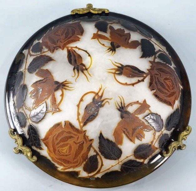 Vasque de suspension en verre satiné; décor de roses et de feuillage dégagé à l'acid
