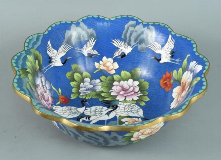 VASQUE EN ÉMAUX CLOISONNÉS À LÈVRE FLORIFORME à décor de grues et de pivoine