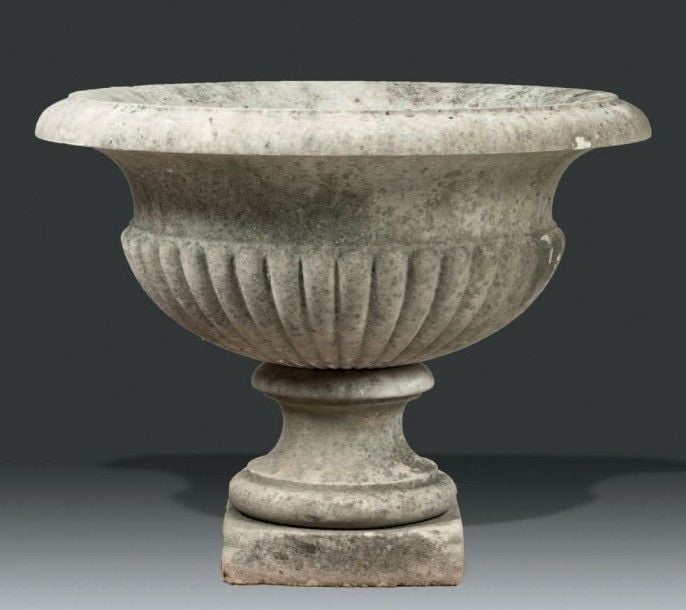 Vasque en marbre blanc de Carrare à large bord évasé et culot godronné; l'intérieur à décor de givre