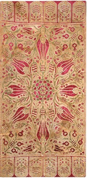 VELOURS « ÇATMA » Panneau de velours à décor rouge et vert, tapissé de fleurs, de grenades dans les angles et de huit larges tulipes formant un médaillo