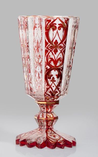 Verre à pied dentelé en verre taillé à côtes plates cémenté rouge à décor de rinceaux et feuillage stylis