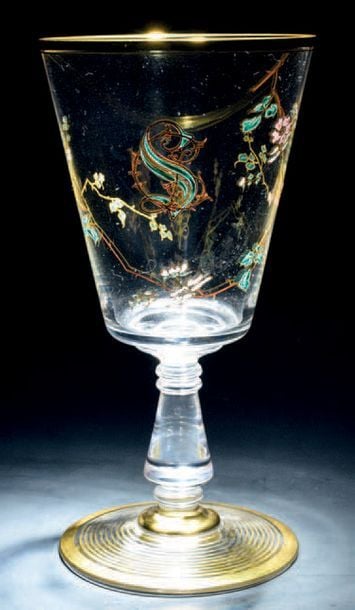 Verre à pied en cristal à décor émaillé japonisant représentant des branches fleuries, le monogramme CS, et des filets doré