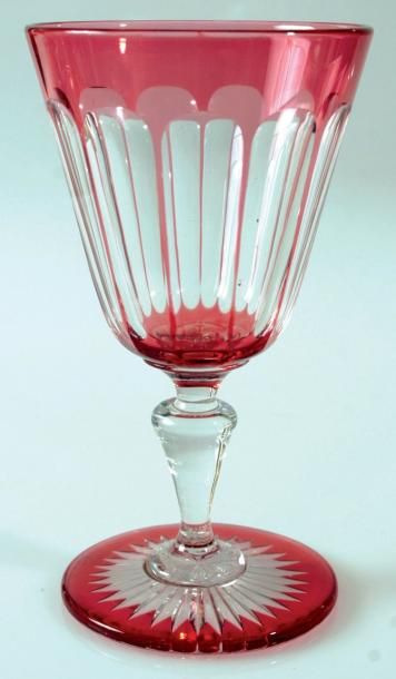Verre à pied en cristal doublé rose taillé à côtes plates; motif rayonnant au revers du pie