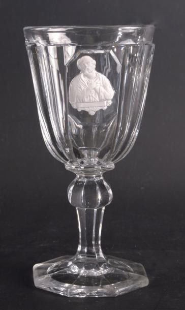 Verre à pied en cristal moulé à côtes plates orné d'un cristallo-cérame représentant saint