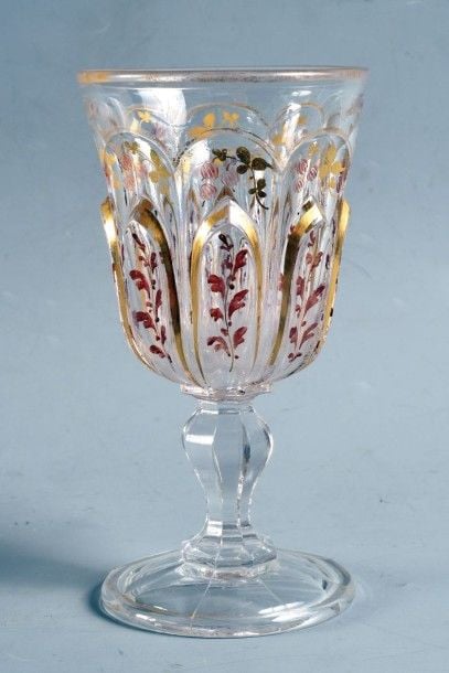 Verre à pied en cristal moulé à motifs lancéolés à rehaut de filets et de feuillages doré