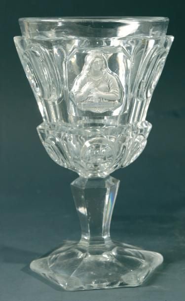 Verre à pied en cristal moulé de côtes plates et pastilles, orné d?un cristallo-cérame représentant le buste de sainte Catherin