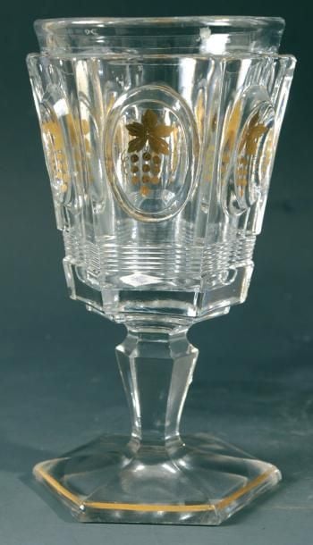 Verre à pied en cristal moulé de pastilles ovales sur côtes plates réhaussées de grappes de raisin dorée