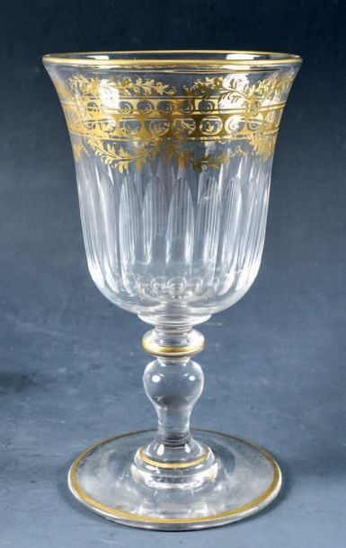 Verre à pied en cristal taillé à côtes creuses et décor doré de bandeau de perles et de feuillage