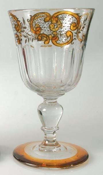 Verre à pied en cristal taillé à côtes plates et décoré de rocailles sémentées ambre; filet ambre au pie