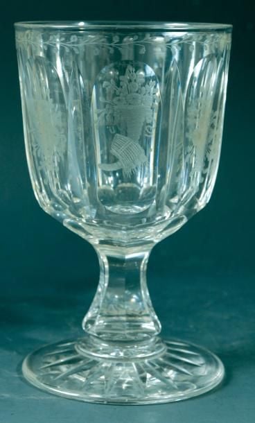 Verre à pied en cristal taillé à sept réserves oblongues gravées de bouquets de fleurettes, d?une corne d?abondance, d?attributs musicaux, d?un serpent entourant une coupe et du nom Bottenfuit; guirlande gravée en bordur