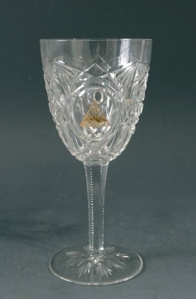 Verre à pied en cristal taillé orné d'un triangle gravé et doré représentant les armoiries du Salvador (motif de mer et de montagnes surmontées d'un soleil au bonnet phrygien