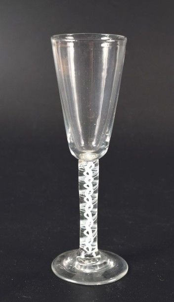 Verre à pied en flint glass, la jambe ornée d'une torsade blanche filigranée; coupe tronconiqu