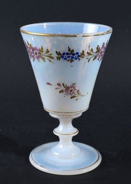 Verre à pied en opaline de cristal savonneuse à décor de guirlandes de myosotis de fleurs mauves et de feuillages doré