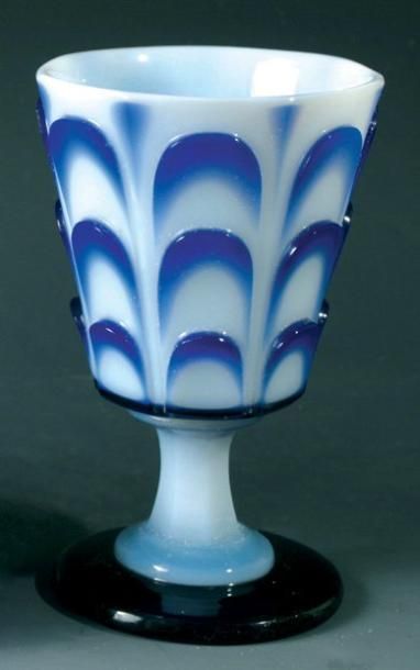 Verre à pied en opaline de cristal savonneuse doublée d'opaline lavande taillée à trois rangs de godrons; pied en cristal bleu cobal