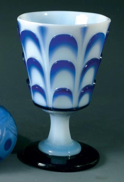 Verre à pied en opaline de cristal savonneuse doublée d'opaline lavande taillée à trois rangs de godrons; pied en cristal bleu cobal