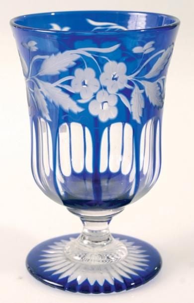 Verre à piédouche en cristal doublé bleu taillé à côtes plates et gravé d?une guirlande de fleurettes, de framboises et de feuille