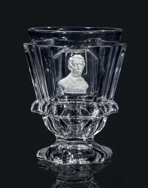 Verre à piédouche en cristal moulé à côtes plates et cordon, orné d'un cristallo-cérame représentant le buste de Louis Napoléon Bonaparte (président