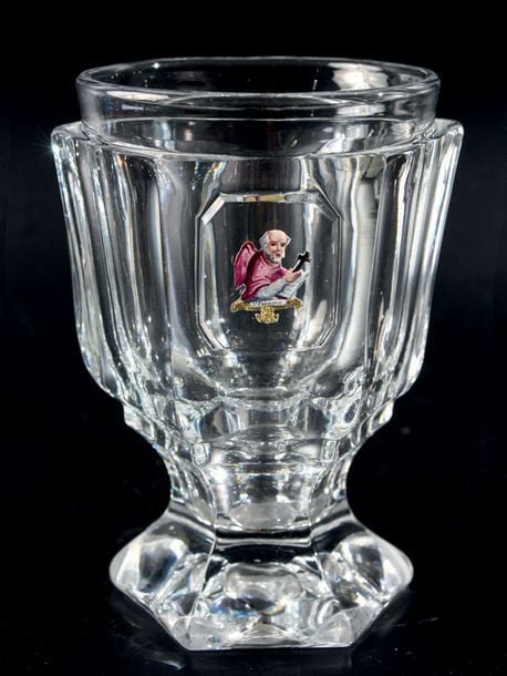 Verre à piédouche en cristal moulé à côtes plates, orné d'un paillon d'or émaillé représentant le buste de saint Françoi