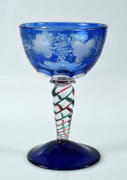 Verre calice à pied en cristal doublé bleu gravé à motif de pampres de vigne et taille à facette