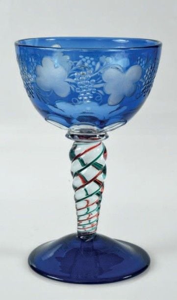 Verre calice à pied en cristal doublé bleu gravé à motif de pampres de vigne et taille à facette