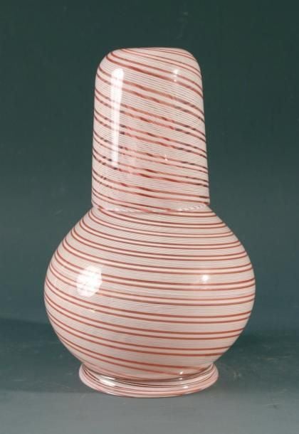 Verre d'eau à l'anglaise composé d'une carafe et de son verre couvrant en cristal à décor filigrané rose translucide et blanc spiral