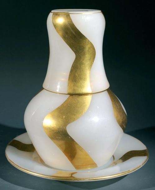 Verre d'eau à l'anglaise comprenant une carafe, son verre couvrant et un présentoir en opaline pâte de riz à décor de larges rubans doré