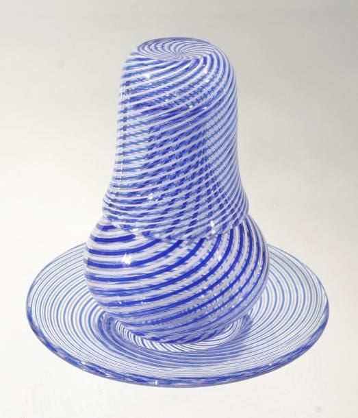 Verre d'eau de poupée, composé d'une carafe, de son verre couvrant et d'un présentoir, en cristal filigrané bleu et blanc spiral