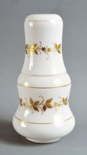 Verre d?eau à l'anglaise composé d'une carafe et de son verre couvrant en opaline de cristal blanche à décor de guirlandes végétales dorée