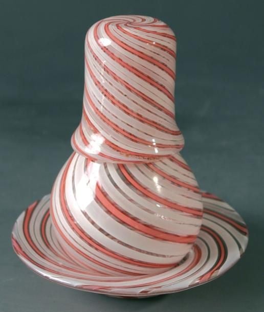 Verre d?eau de poupée, composé d?une carafe d?un verre couvrant et d?un présentoir à décor filigrané et rubané blanc et ros