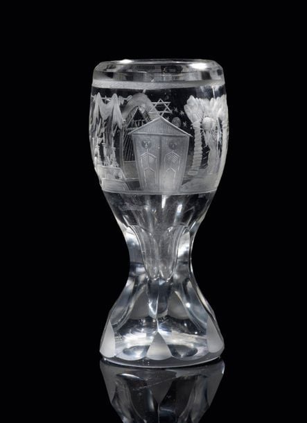Verre dit «canon» maçonnique en verre taillé, gravé, rond, sur base taillée à six pans, gravé à décors symbolique