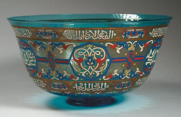VERRE ÉMAILLÉ Grande vasque en verre translucide bleuté, décorée en émaux polychromes et or de cartouches et médaillons octogonaux renfermant fleurons ou inscription