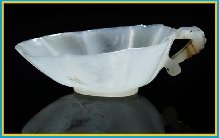 VERSEUSE / COUPE LIBATOIRE POLYLOBEE DE STYLE MOGHOL EN JADE JADEITE, YI