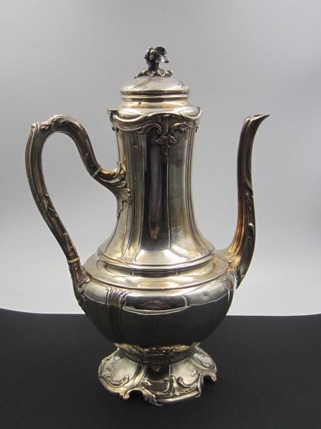 Verseuse en argent (950 millièmes) à motifs feuillageé ; le piédouche légèrement évasé de forme découpée ; anse et frétel feuillagé