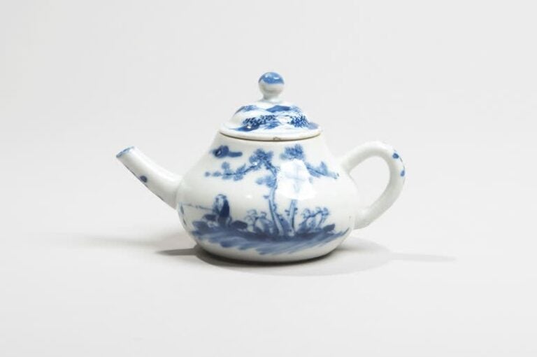 Verseuse en porcelaine à décor en bleu sous couverte de pêcheur sous un pi