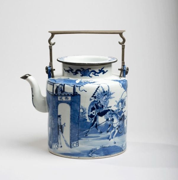 Verseuse en porcelaine décorée en bleu sous couverte de cavaliers et leurs serviteurs près d'une forteress